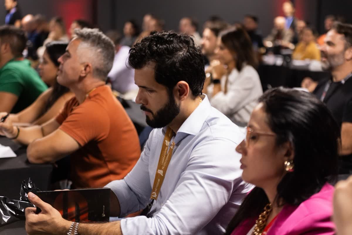 Participantes atentos durante a imersão Método IP no auditório da Plataforma Global