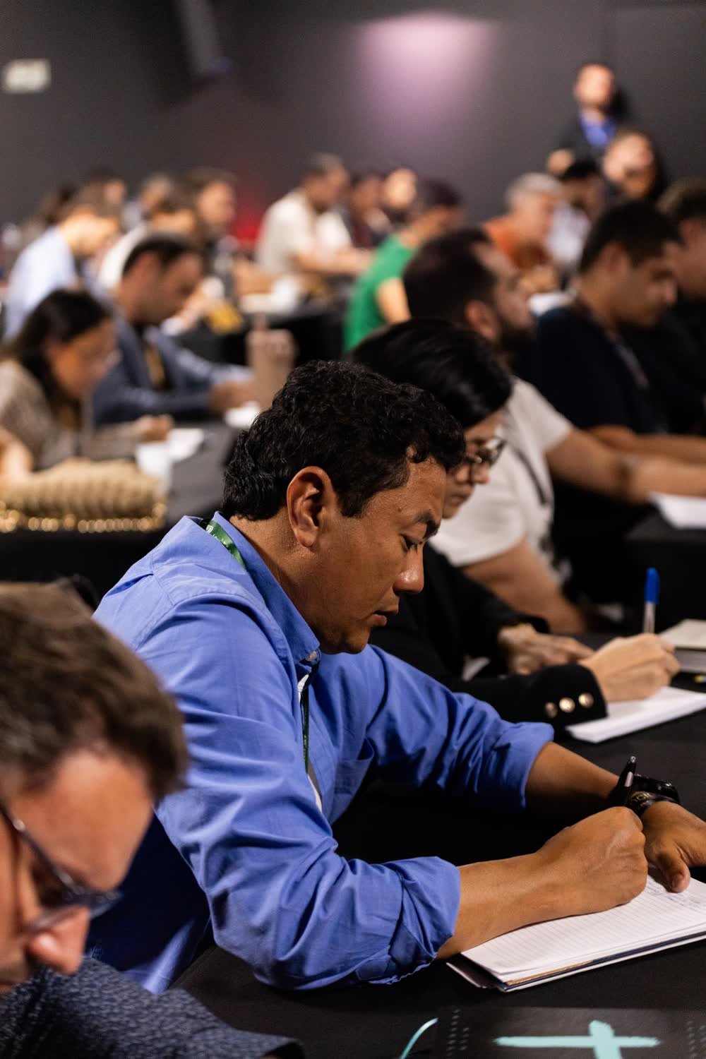 Participante fazendo anotações durante a imersão